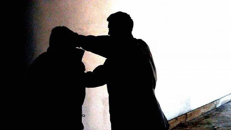 Lite tra adulto e minore, graffio al collo