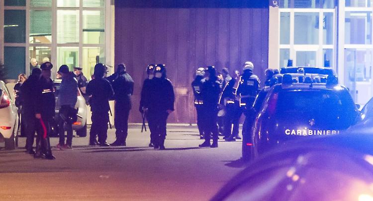 Rivolta in carcere: chieste undici condanne e quattro assoluzioni