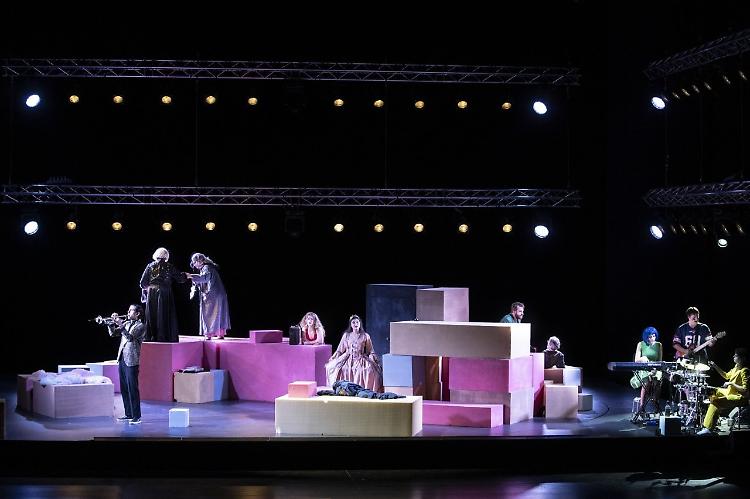 #DIRITTODICRITICA: 'La pulce nell'orecchio', vota l'autore della recensione migliore