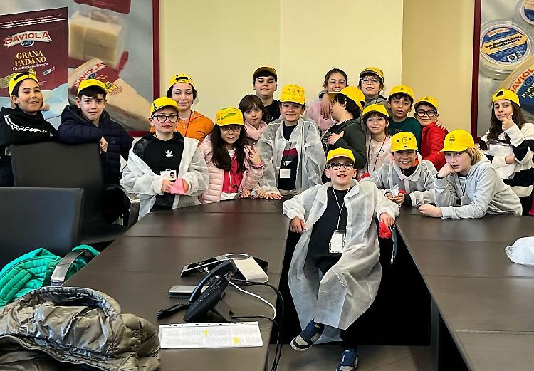 Gli alunni di Vicobellignano scoprono l’arte casearia al caseificio Saviola