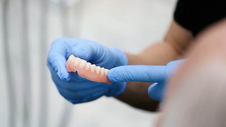 Dentiera smarrita e ritrovata in una fioriera