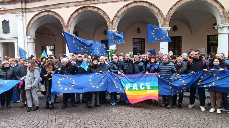 In piazza per l'Europa unita: in 200 per dire 'no' alla guerra