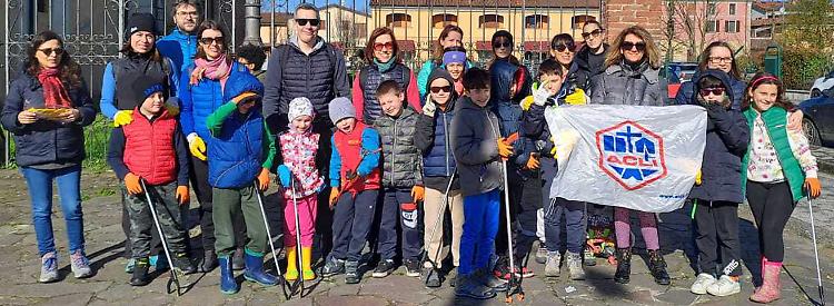 Rifiuti, cento volontari ripuliscono la città