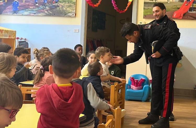 La carezza dell'Arma ai bimbi dell'asilo derubato