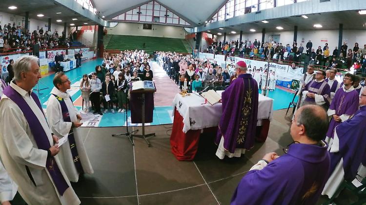 Il vescovo Gianotti apre la visita pastorale con la messa alla palestra Bertoni