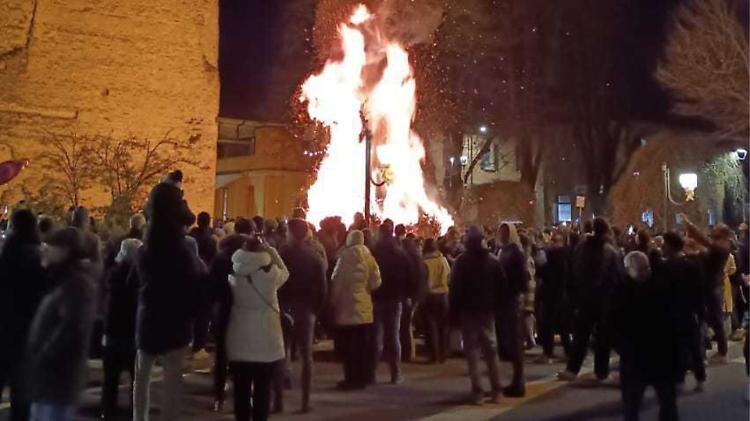 Falò di San Giuseppe, la tradizione fa il pienone
