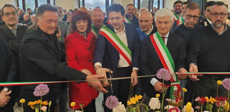 Taglio del nastro: ecco la casa del Comune