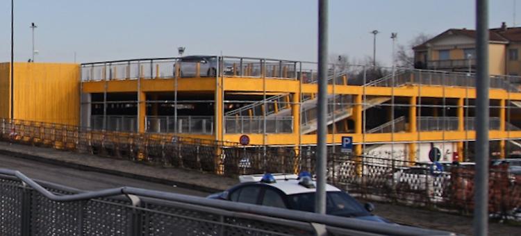 Marinano la scuola e svuotano gli estintori al multipiano di via Dante