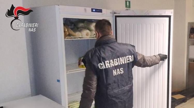 Alimenti scaduti e scarsa igiene: sanzionato un supermercato