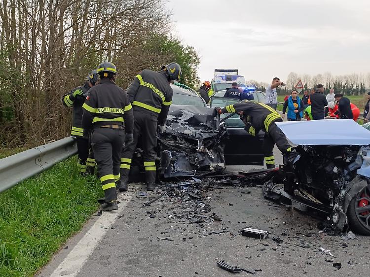 Violento frontale: grave una bimba