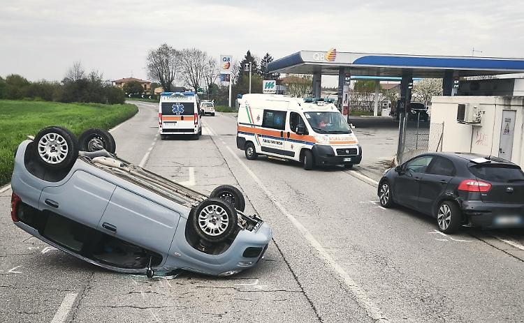 Sorpasso azzardato: due feriti in ospedale