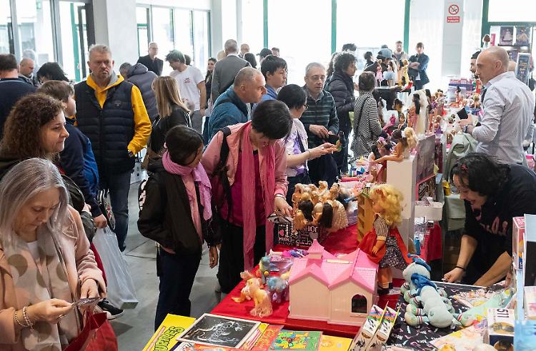 Il giocattolo d'epoca incanta la fiera