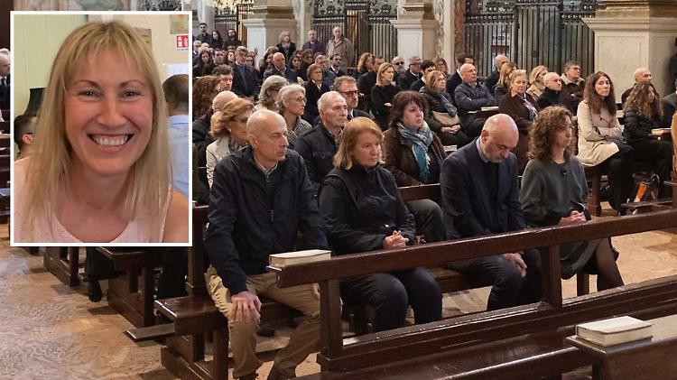 Canti e dolcezza per l'ultimo saluto a Vivide