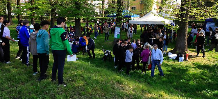 Gli studenti  a lezione nel parco Italia
