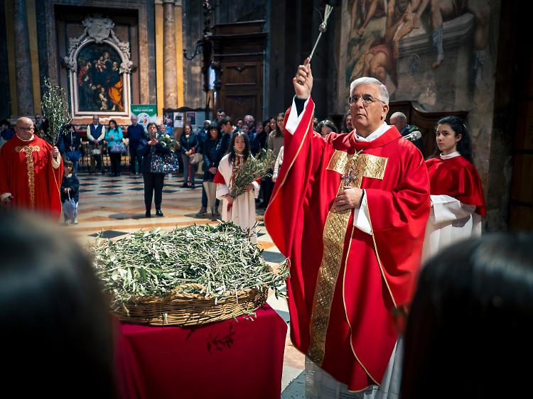 Domenica delle Palme sotto la pioggia, il Duomo si riempie di fede e parole forti
