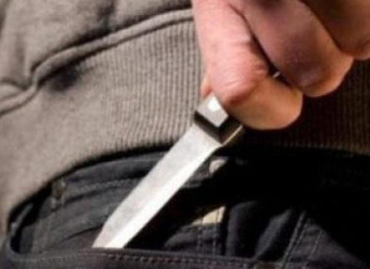 Doppia tentata rapina, ragazzino sfiorato da una lama