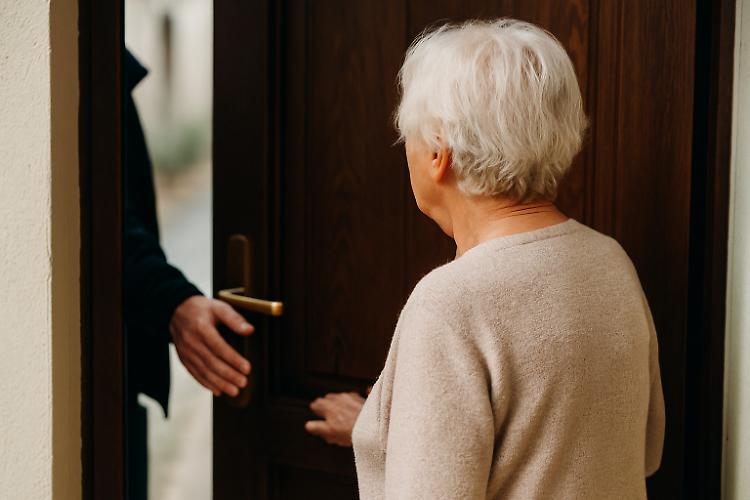 Finta domanda sul Caf e poi il furto: anziana derubata in casa da un giovane in monopattino