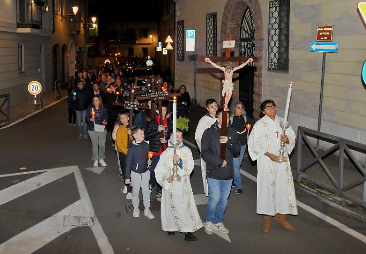 Via crucis: «Noi, pellegrini dietro questa croce»