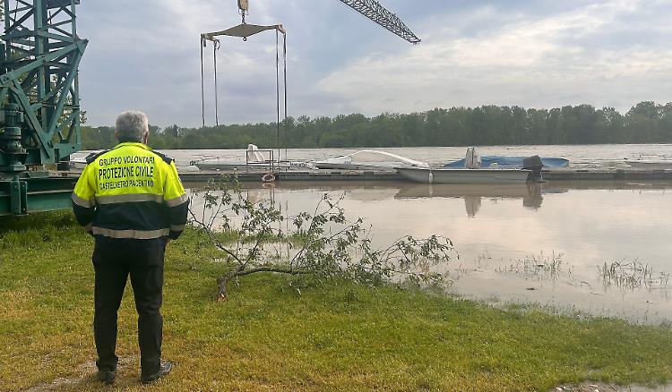 L'acqua nelle canottieri, per 36 ore ostaggi del Po