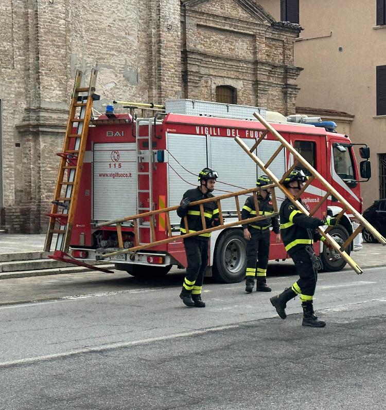 Allarme: vigili del fuoco due volte sopra i tetti