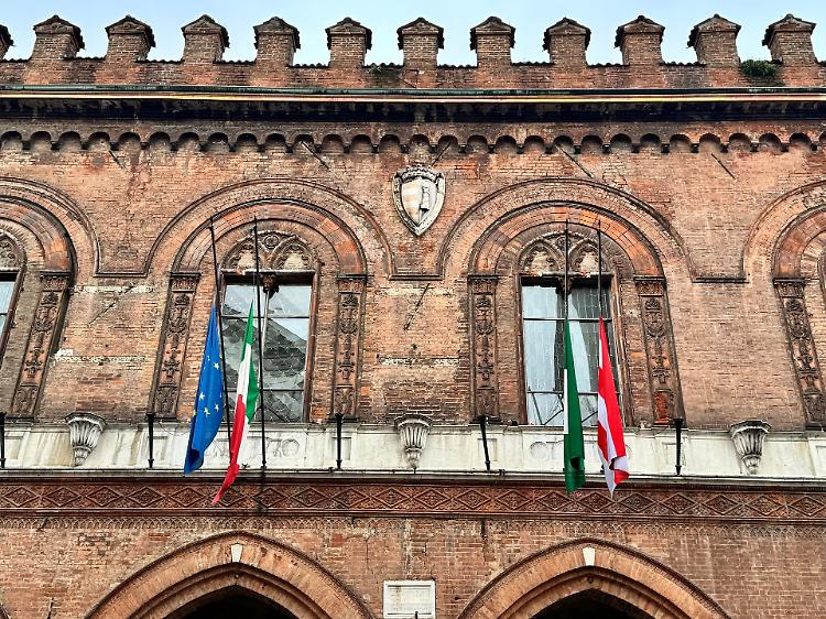 Cremona, bandiere a mezz’asta su Palazzo Comunale