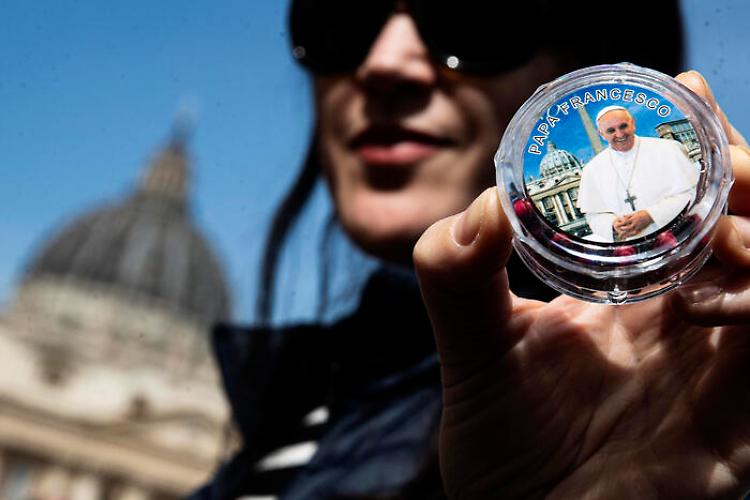 Il dolore dei fedeli in piazza San Pietro: «Era il papa della gente»