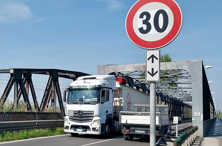 Ponte sul Po, mezzi pesanti e controlli: «C’entra anche la città»