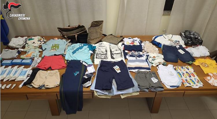 Vestiti rubati da un negozio di San Giuliano Milanese, coppia denunciata
