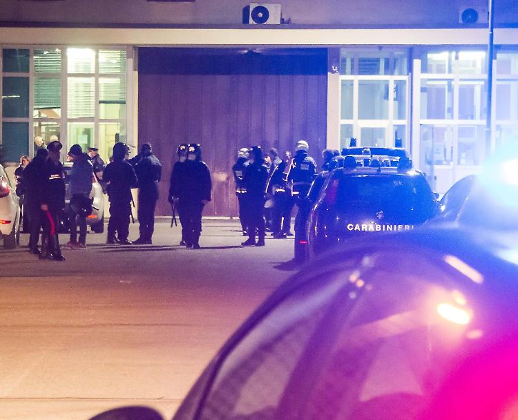 Rivolta in carcere: cade l’accusa di radunata sediziosa, 4 detenuti assolti