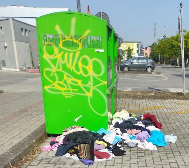 Abiti usati: razzia ai cassonetti