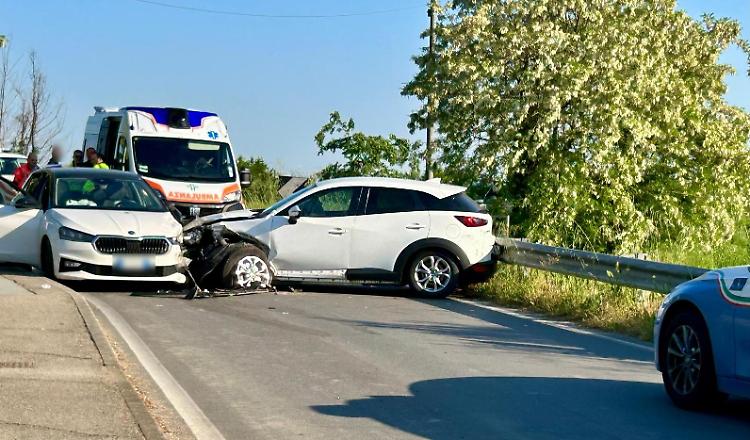 Feriti un giovane e una donna nello scontro tra due auto