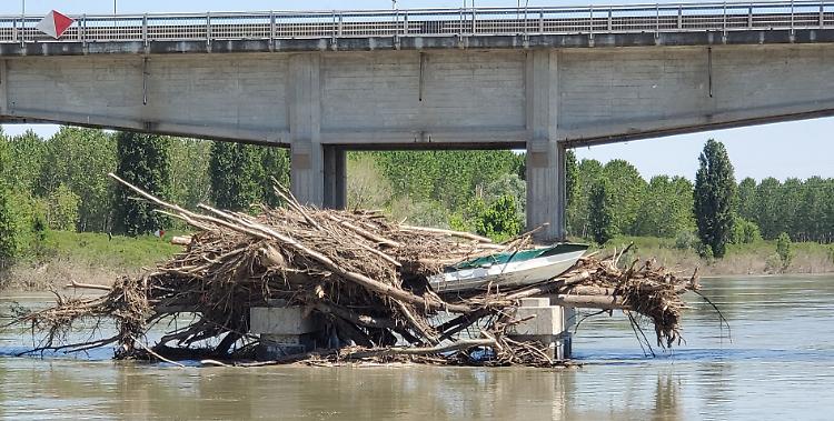 Dopo la piena del Grande Fiume tra i detriti spunta un motoscafo