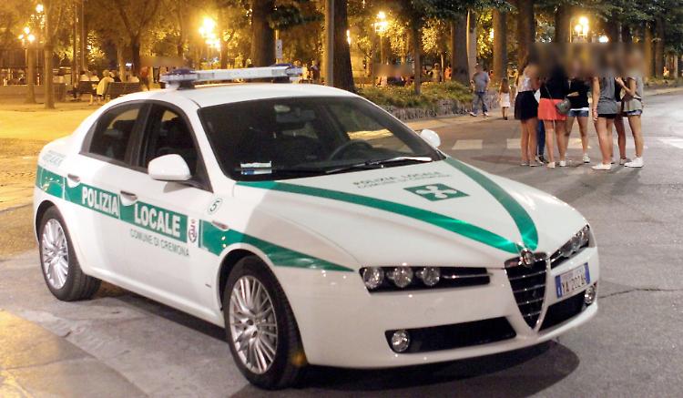 Sedie e tavoli non legati: i vigili multano 16 locali