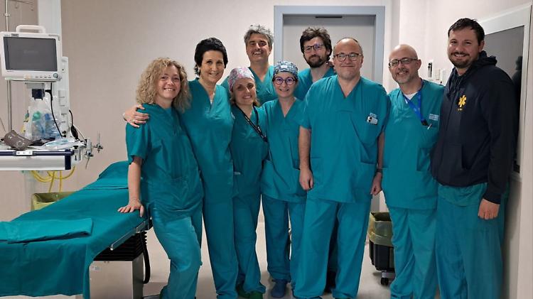 Inala uno spillo, 13enne salvata dalla dottoressa Majori: «Manovra delicata»