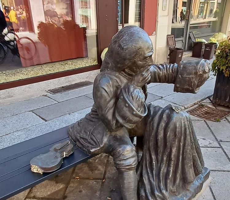 Non c’è pace per la statua di Stradivari: il violino di nuovo danneggiato 
