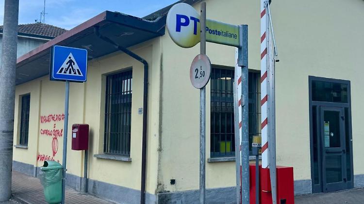 Raid vandalico, imbrattato il muro dell'ufficio postale con il simbolo no vax