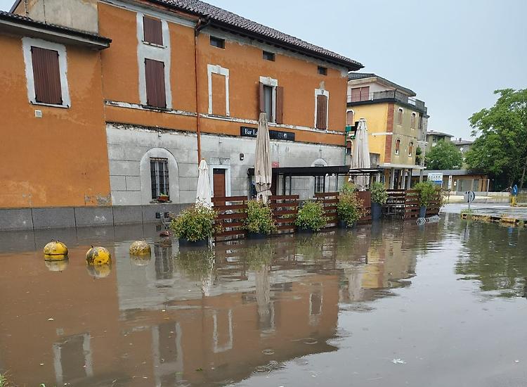 Mezzo paese allagato, oggi chiuse le scuole