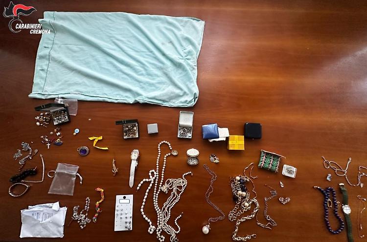 Furti in casa: arrestati due ladri, refurtiva recuperata