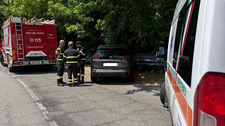 Auto contro il guardrail, caos sul ponte del Po