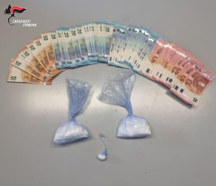 Spacciatore in fuga dai carabinieri, arrestato dopo un inseguimento folle