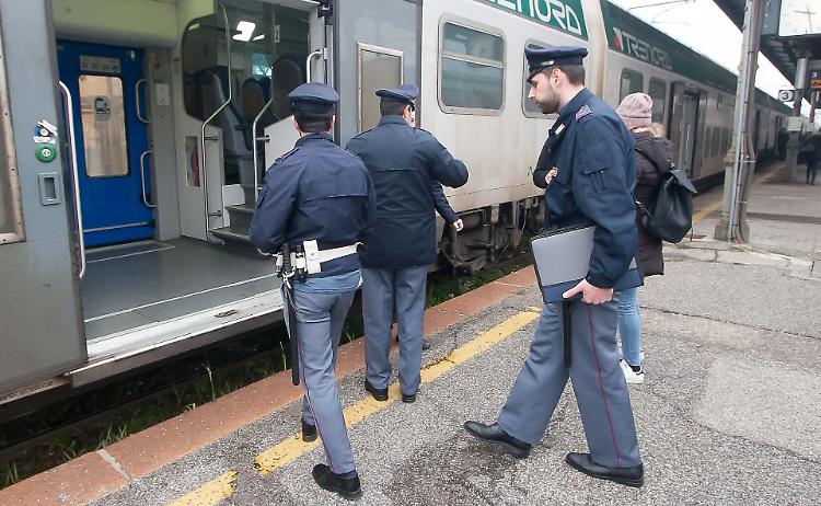 Senza biglietto a bordo scatenano il caos