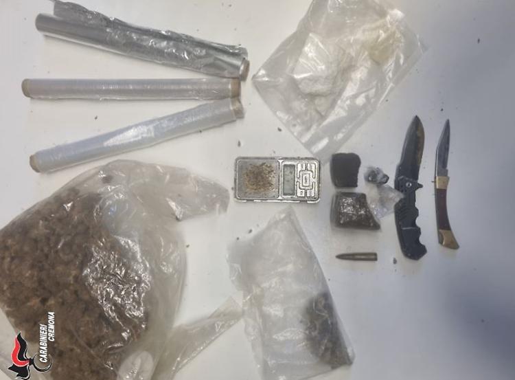 Droga e munizioni da guerra in casa, spacciatore ai domiciliari
