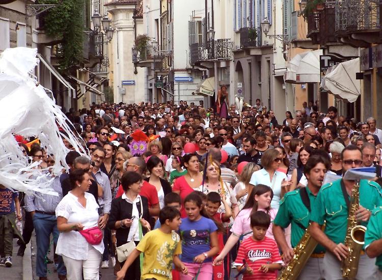 Tra musica e colori in 800 per la festa