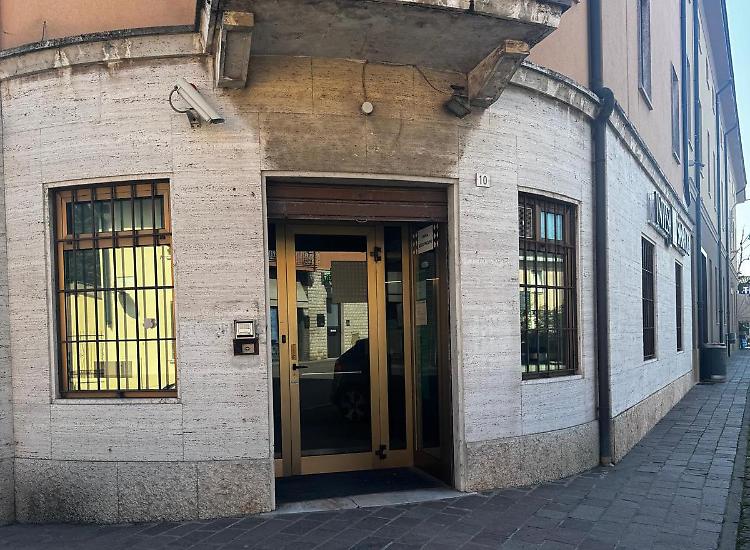 Addio banca, c’è il  market: la piazza cambia volto