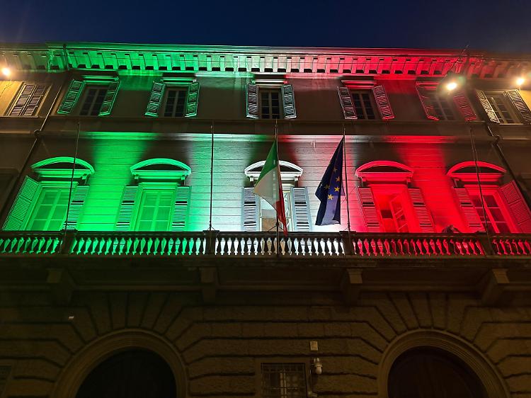 Il tricolore accende Cremona: la Prefettura si illumina per la Repubblica