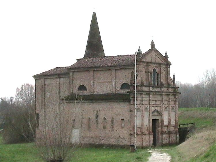 Preghiera e memoria nella chiesetta tra gli argini del Po