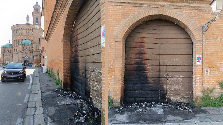 Fiamme nella notte davanti all’istituto Stanga,: distrutto il portone d’ingresso