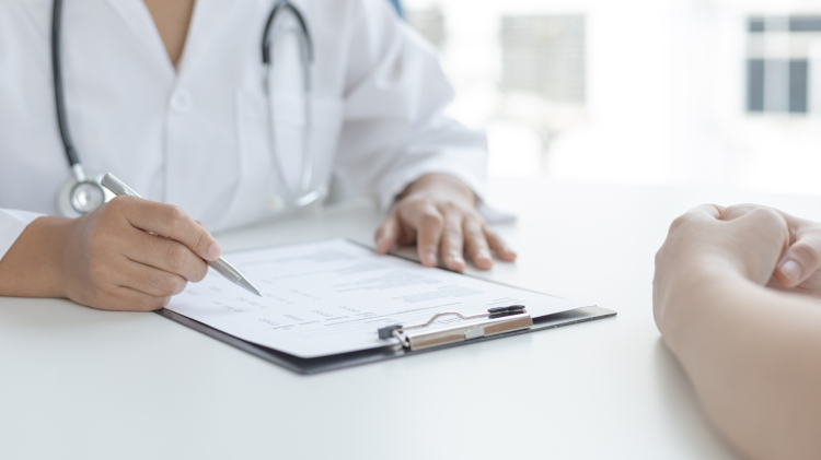 Lo sfogo dei due medici di famiglia: «Basta pretese»