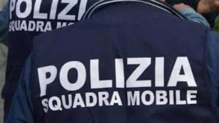 Spaccia cocaina vicino a casa: arrestato 50enne in flagranza