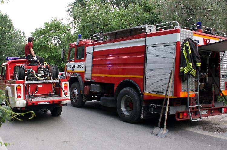 Vigili del fuoco travolti, sgomento e solidarietà
